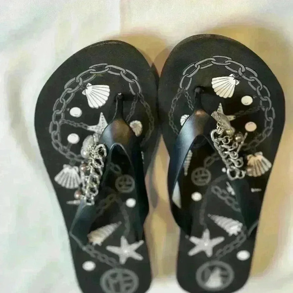 Black Beachy Flip Flop with silver chain and beach accents (Size 8M) - Picture 3 of 7